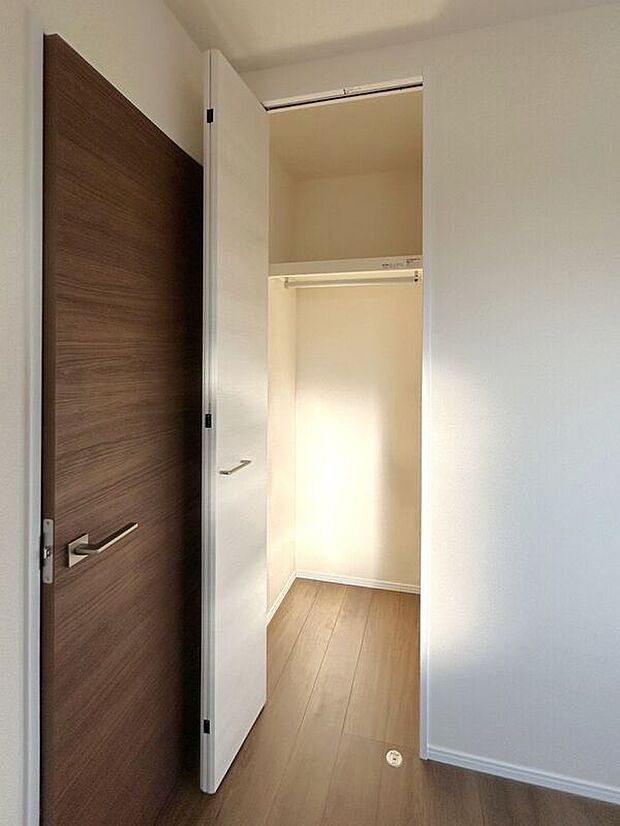 【収納】☆クローゼット（4.5帖洋室）☆棚がついているのでスペースを無駄にすることなくたっぷり収納いただけます♪