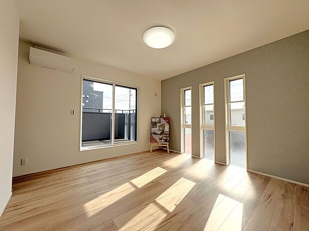 【寝室】☆8.5帖洋室☆3つ並んだ小窓がお洒落な洋室♪大きなベッドを置いても広々としたお部屋で主寝室におすすめです♪