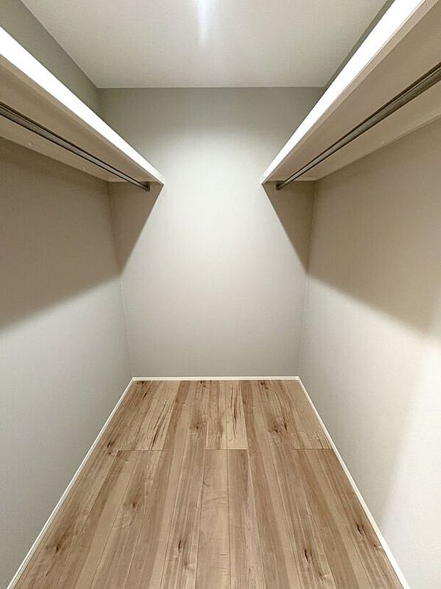 【収納】☆WIC(8.5帖洋室)☆3帖の広さでたっぷり収納いただけるので、毎日のコーディネートが楽しくなります♪