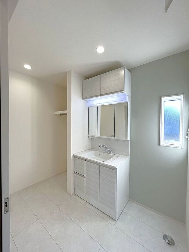 【洗面】☆洗面脱衣室☆ゆとりのある広さの洗面脱衣室♪洗面台は使い勝手の良い三面鏡仕様♪鏡裏にも収納スペースしっかり完備♪