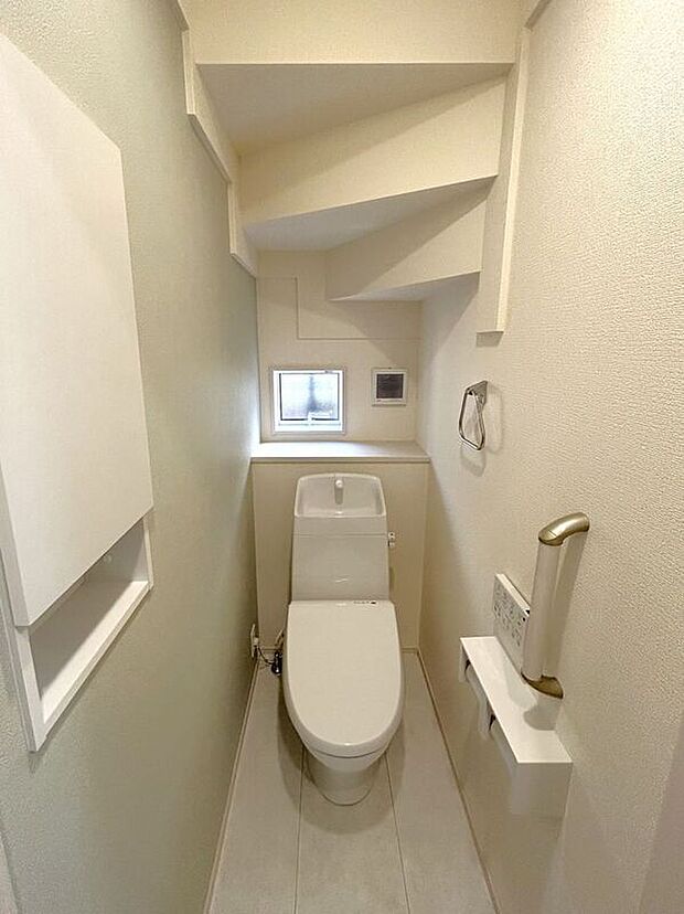 【トイレ】☆トイレ☆忙しい朝も安心の各階設置♪冬場特に重宝する温水便座機能付き♪小窓が付いているので換気もしっかり行えます♪