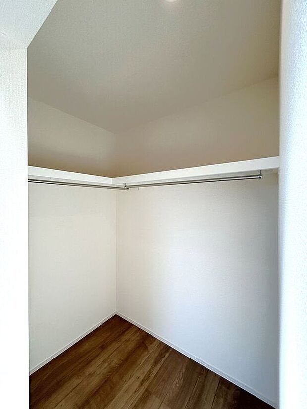 【収納】☆WIC(7帖洋室)☆たっぷり収納いただけるので、毎日のコーディネートが楽しくなります♪