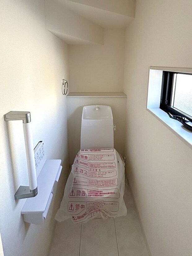 【トイレ】☆トイレ☆忙しい朝も安心の各階設置♪冬場特に重宝する温水便座機能付き♪小窓が付いているので換気もしっかり行えます♪