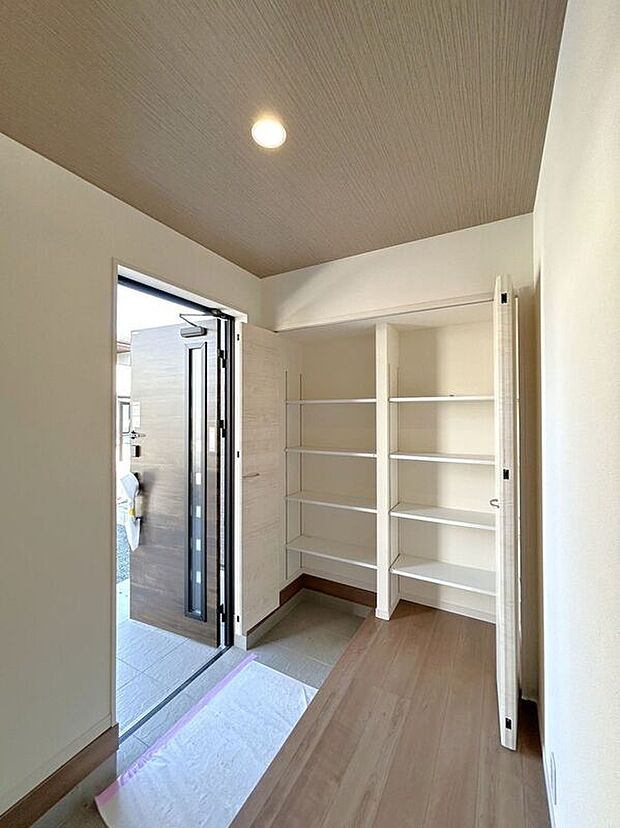 【玄関】☆シューズボックス☆高さ調節のできる便利な可動棚付き♪散らかりがちな玄関もスッキリ片付きます♪