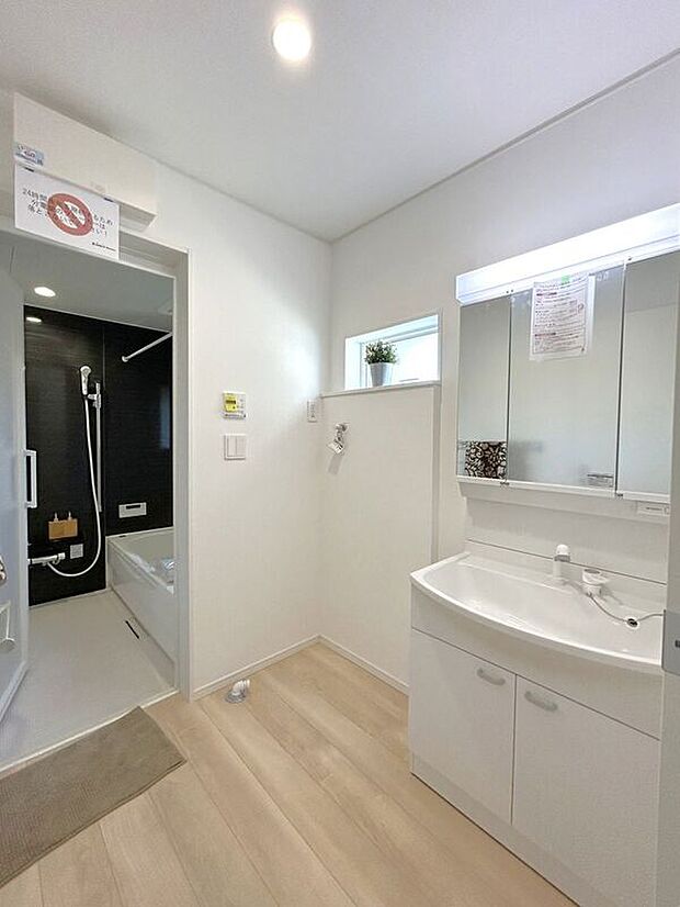 【洗面】☆洗面脱衣室☆ゆとりのある広さの洗面脱衣室♪洗面台は使い勝手の良い三面鏡仕様♪鏡裏にも収納スペースしっかり完備♪