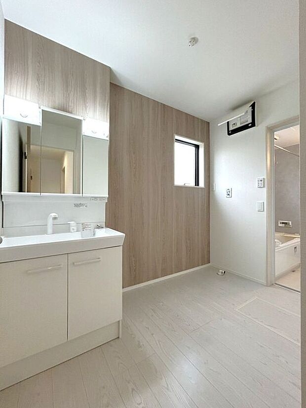 【洗面】☆洗面脱衣室☆ゆとりのある広さの洗面脱衣室♪洗面台は使い勝手の良い三面鏡仕様♪鏡裏にも収納スペースしっかり完備♪