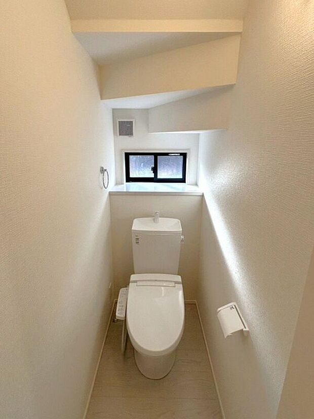 【トイレ】☆トイレ☆忙しい朝も安心の各階設置♪冬場特に重宝する温水便座機能付き♪小窓が付いているので換気もしっかり行えます♪