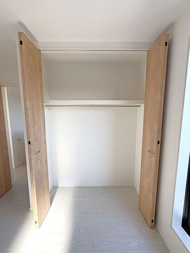 【収納】☆クローゼット(東側5.2帖洋室)☆棚がついているのでスペースを無駄にすることなくたっぷり収納いただけます♪