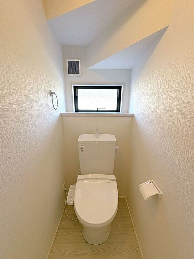 【トイレ】☆トイレ☆忙しい朝も安心の各階設置♪冬場特に重宝する温水便座機能付き♪小窓が付いているので換気もしっかり行えます♪
