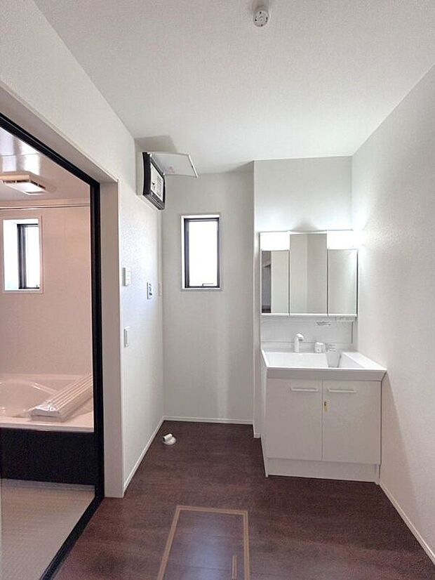 【洗面】☆洗面脱衣室☆ゆとりのある広さの洗面脱衣室♪洗面台は使い勝手の良い三面鏡仕様♪鏡裏にも収納スペースしっかり完備♪