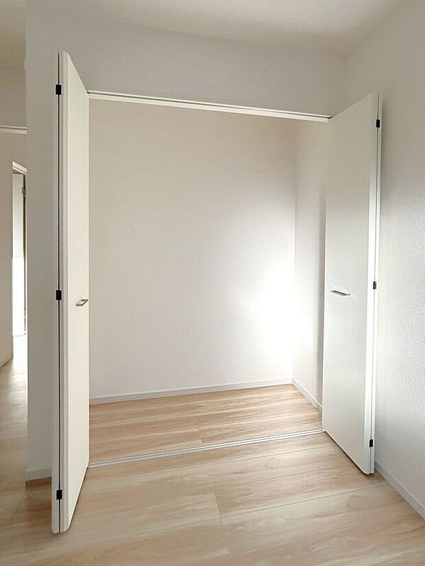 【収納】☆クローゼット(5.2帖洋室)☆容量大きめなので、お部屋がすっきり片付きます♪