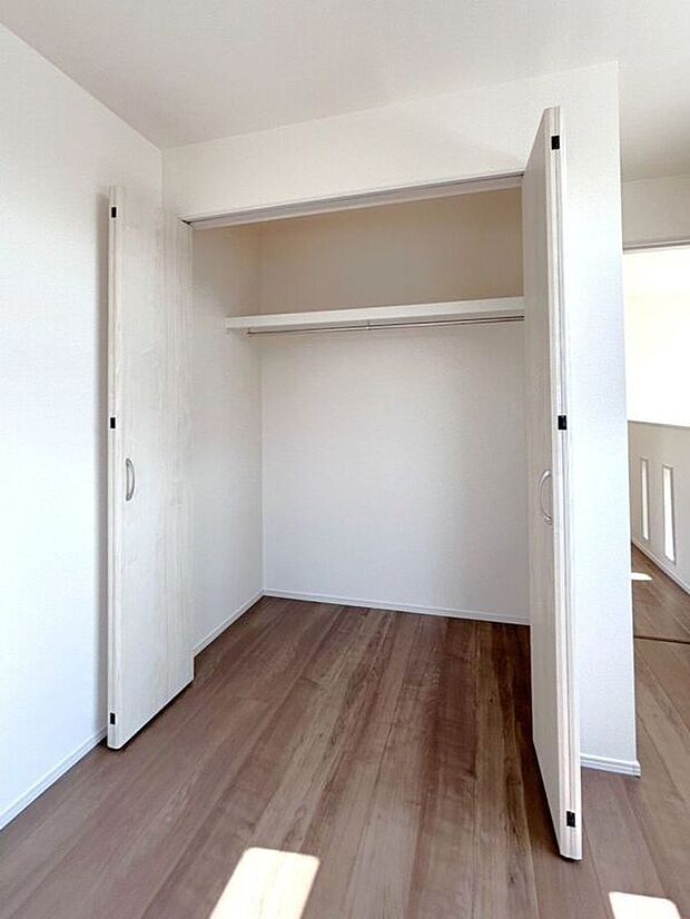 【収納】☆クローゼット(5.25帖洋室)☆容量大きめなので、お部屋がすっきり片付きます♪