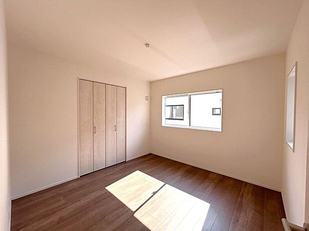 【室内】☆6.125帖洋室☆2面採光♪家具の配置がしやすいお部屋♪