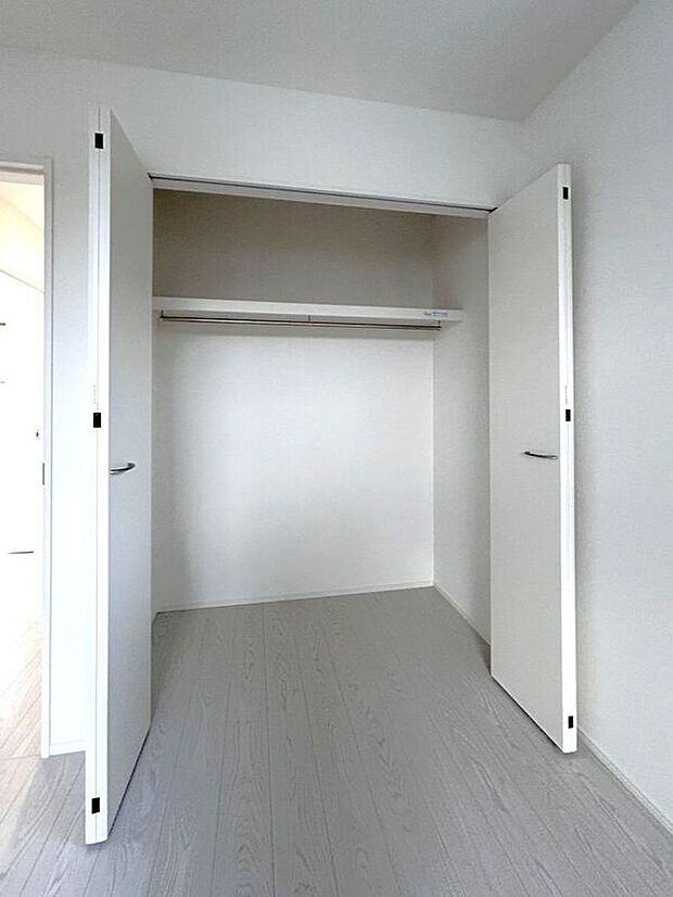 【収納】☆クローゼット（洋室B）☆棚がついているのでスペースを無駄にすることなくたっぷり収納いただけます♪