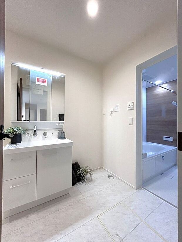 【洗面】☆洗面脱衣室☆ゆとりのある広さの洗面脱衣室♪洗面台は使い勝手の良い三面鏡仕様♪鏡裏にも収納スペースしっかり完備♪