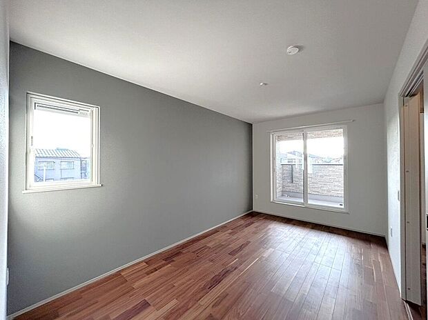 【寝室】☆7.5帖洋室☆バルコニーに面した明るいお部屋♪WICも備えており主寝室におすすめです♪