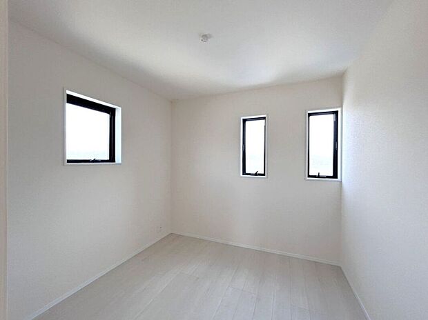 【室内】☆4.5帖洋室☆小窓が光を分散してお部屋全体に明るい光を取り込みます♪