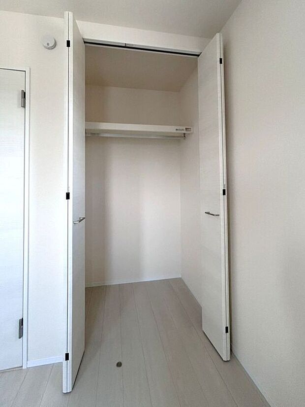 【収納】☆クローゼット(4.5帖洋室)☆容量大きめなので、お部屋がすっきり片付きます♪