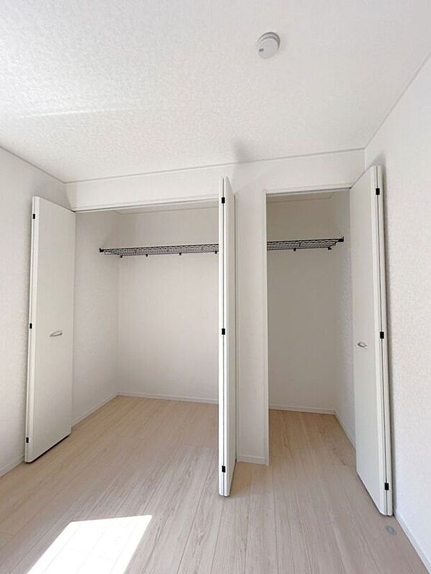【収納】☆クローゼット(6帖洋室)☆2つに分かれているのでお洋服とお荷物を分けて収納出来ます♪
