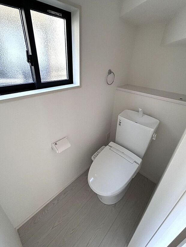 【トイレ】☆トイレ☆忙しい朝も安心の各階設置♪冬場特に重宝する温水便座機能付き♪小窓が付いているので換気もしっかり行えます♪