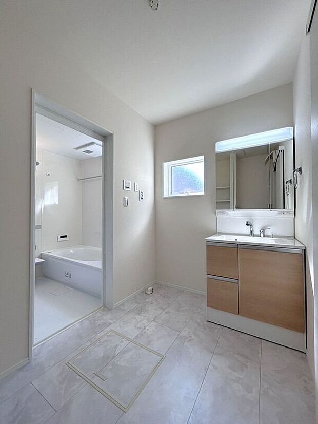 【洗面】☆洗面脱衣室☆ゆとりのある広さの洗面脱衣室♪洗面台は使い勝手の良い三面鏡仕様♪鏡裏にも収納スペースしっかり完備♪