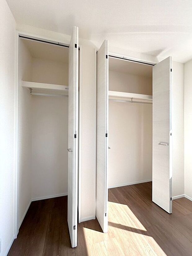 【収納】☆クローゼット(5帖洋室)☆2つに分かれているのでお洋服とお荷物を分けて収納出来ます♪