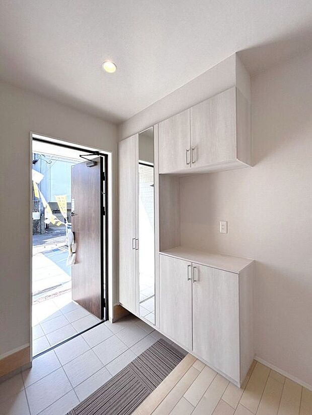 【玄関】☆玄関スペース☆明るく迎えてくれる玄関スペース。来客を気持ちよく迎えられます♪