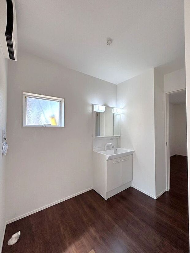 【洗面】☆洗面脱衣室☆家事動線に配慮した洗面スペース♪洗濯や身支度がスムーズに行えます♪キッチンからとホールからと出入り可能♪