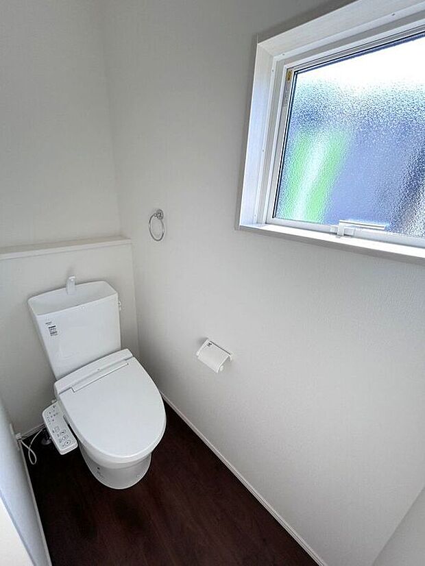 【トイレ】☆トイレ☆忙しい朝も安心の各階設置♪冬場特に重宝する温水便座機能付き♪小窓が付いているので換気もしっかり行えます♪