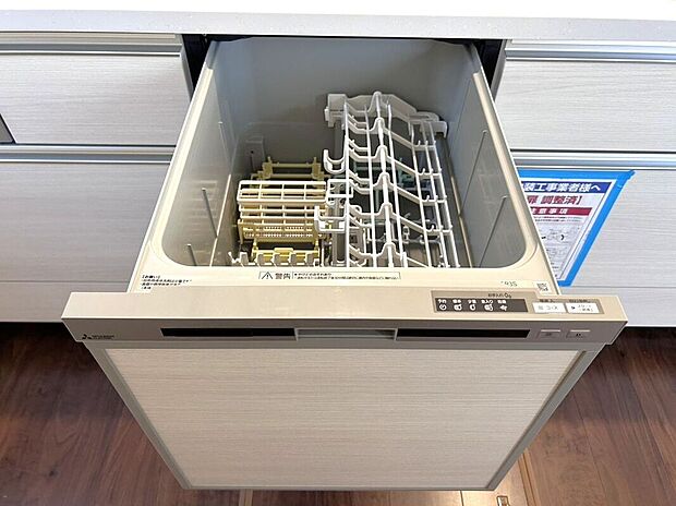 【その他設備】☆食器洗浄乾燥機☆日々の家事タイムを助ける強い味方♪機能性だけでなくお洒落なデザインも魅力です♪食事後の時間をお子様や旦那様とのゆとり時間に♪