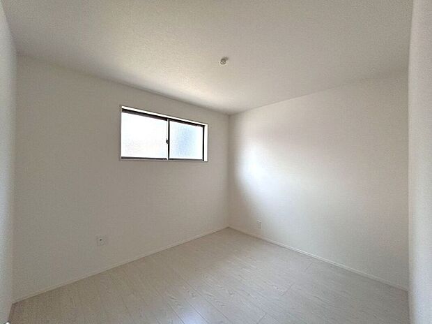 【洋室】☆洋室C☆シンプルで使いやすいお部屋♪家具の配置もしやすい間取りです♪