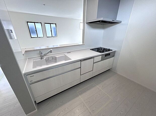 【キッチン】☆キッチン☆白を基調とした明るい雰囲気のキッチン♪対面キッチンで家族との会話もはずみます♪床下収納も完備でしっかり収納!