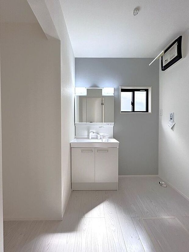 【洗面】☆洗面脱衣室☆ゆとりのある広さの洗面脱衣室♪洗面台は使い勝手の良い三面鏡仕様♪鏡裏にも収納スペースしっかり完備♪