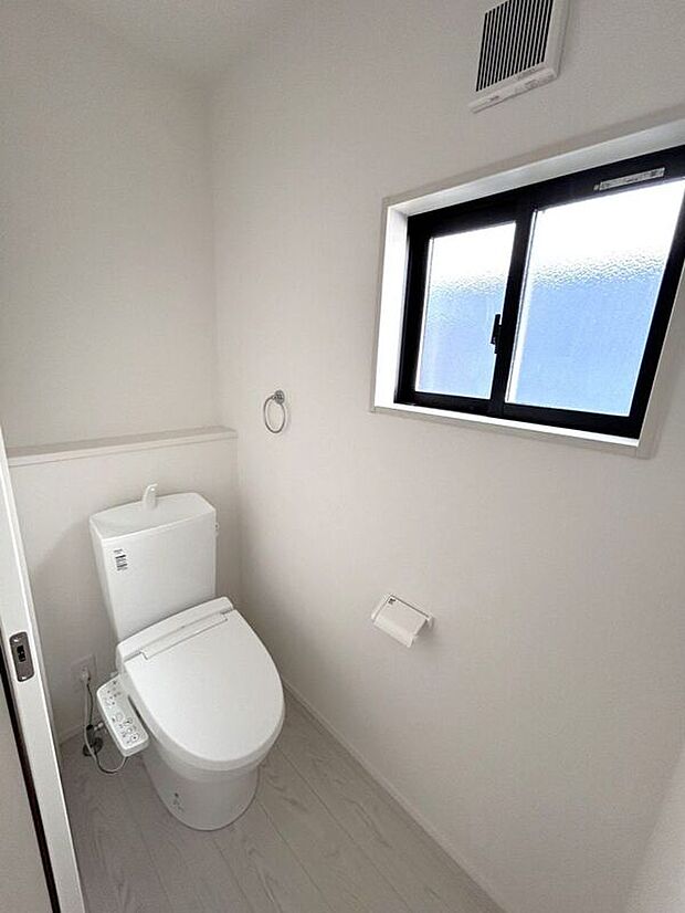 【トイレ】☆トイレ☆忙しい朝も安心の各階設置♪冬場特に重宝する温水便座機能付き♪小窓が付いているので換気もしっかり行えます♪