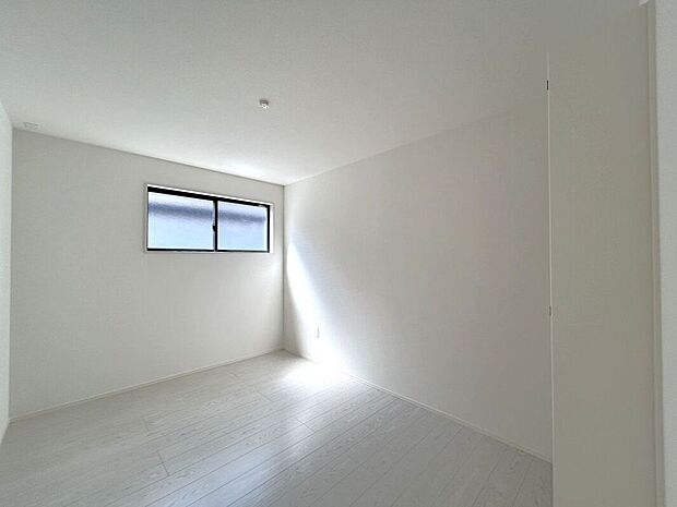 【洋室】☆洋室B☆シンプルで使いやすいお部屋♪家具の配置もしやすい間取りです♪