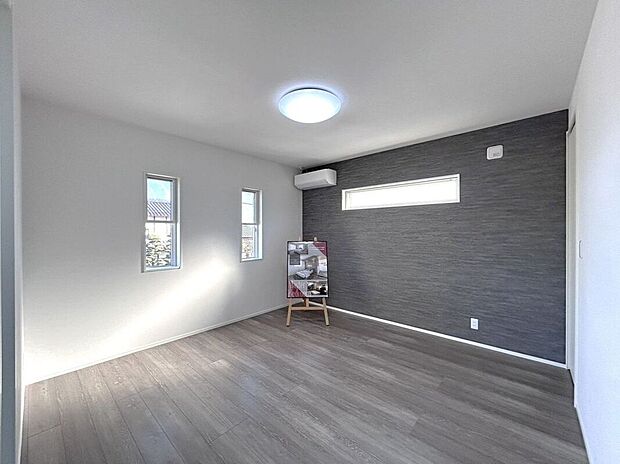 【寝室】☆8帖洋室☆お部屋全体に光が行き渡る高窓の付いたお部屋♪WICも備えており主寝室におすすめです♪