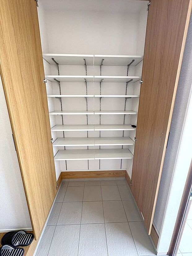 【玄関】☆シューズボックス☆高さ調節のできる便利な可動棚付き♪散らかりがちな玄関もスッキリ片付きます♪