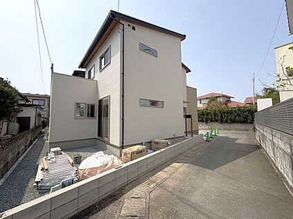 前面道路含む外観