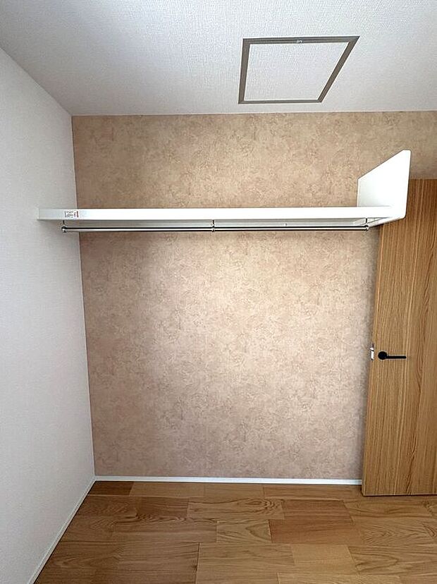 【収納】☆クローゼット(5.3帖洋室)☆棚がついているのでスペースを無駄にすることなくたっぷり収納いただけます♪