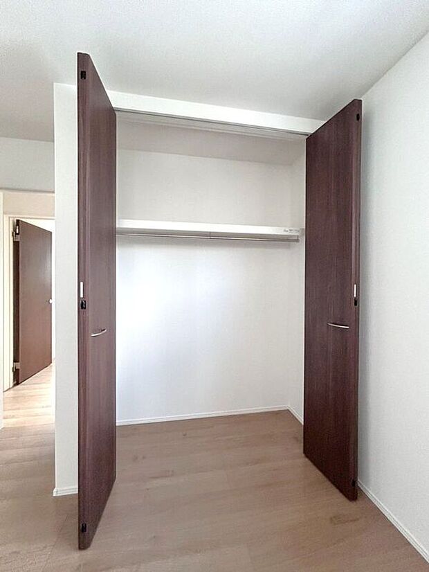 【収納】☆クローゼット(洋室C)☆棚がついているのでスペースを無駄にすることなくたっぷり収納いただけます♪
