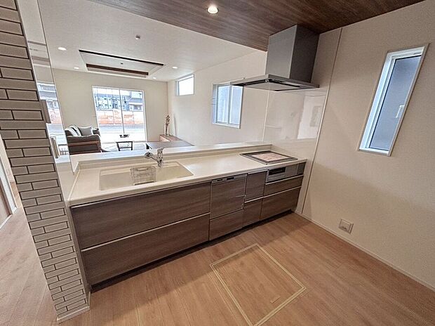 【キッチン】☆キッチン☆天板が平らなフルフラットキッチン♪開放的な空間を演出します♪作業スペースが広く、複数人での調理がしやすいのも魅力です♪