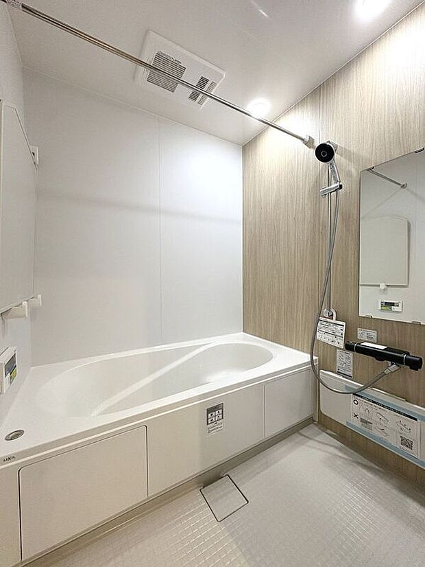 【バス】☆浴室☆1坪タイプのユニットバス♪足を伸ばしてゆったりとご入浴頂けます♪一日の疲れを癒す空間です♪