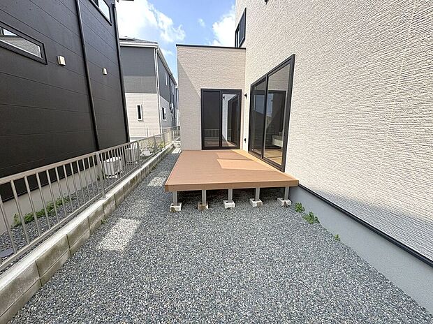 【庭】☆庭☆ウッドデッキのあるお庭♪外の時間も楽しめる空間です♪
