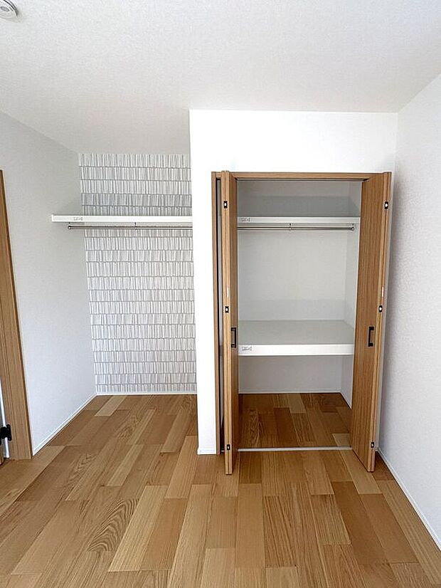 【収納】☆クローゼット(6.6帖洋室)☆2つに分かれているのでお洋服とお荷物を分けて収納出来ます♪