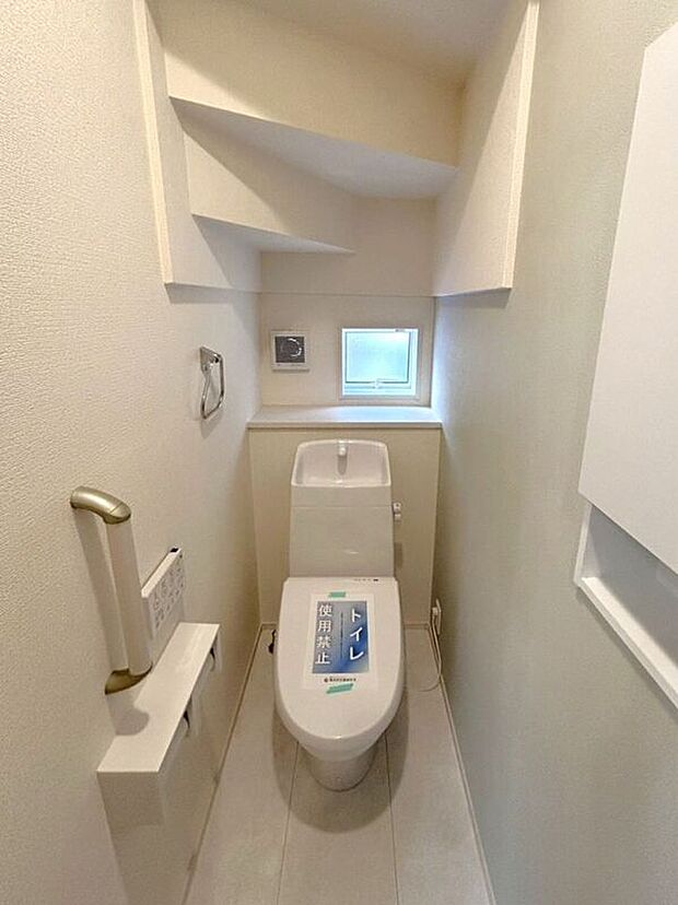【トイレ】☆トイレ☆忙しい朝も安心の各階設置♪冬場特に重宝する温水便座機能付き♪小窓が付いているので換気もしっかり行えます♪