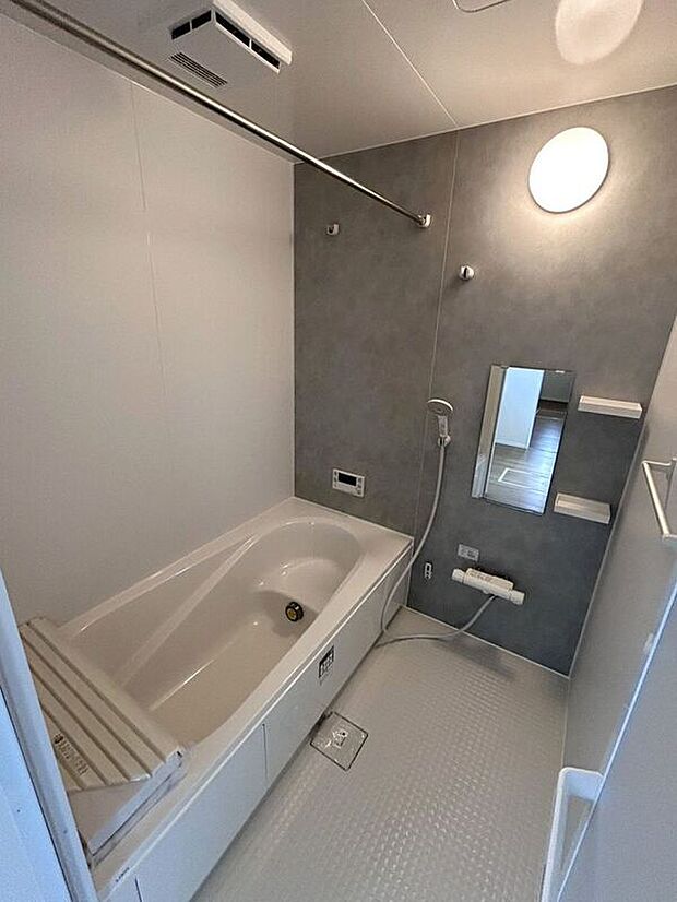 【バス】☆浴室☆1坪タイプのユニットバス♪足を伸ばしてゆったりとご入浴頂けます♪一日の疲れを癒す空間です♪