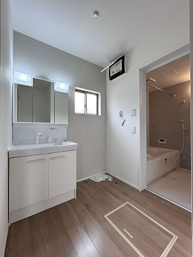 【洗面】☆洗面脱衣室☆ゆとりのある広さの洗面脱衣室♪洗面台は使い勝手の良い三面鏡仕様♪鏡裏にも収納スペースしっかり完備♪