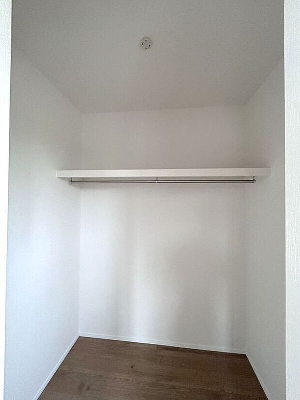 【収納】☆WIC(6.0帖洋室)☆たっぷり収納いただけるので、毎日のコーディネートが楽しくなります♪