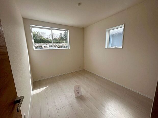 【室内】☆5.2帖洋室☆2面採光で明るく風通しの良い5.2帖洋室♪居室＋収納のバランスが取れた使いやすい空間♪