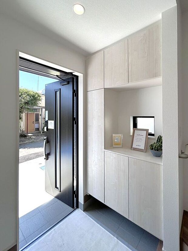 【玄関】☆玄関スペース☆明るく迎えてくれる玄関スペース。来客を気持ちよく迎えられます♪